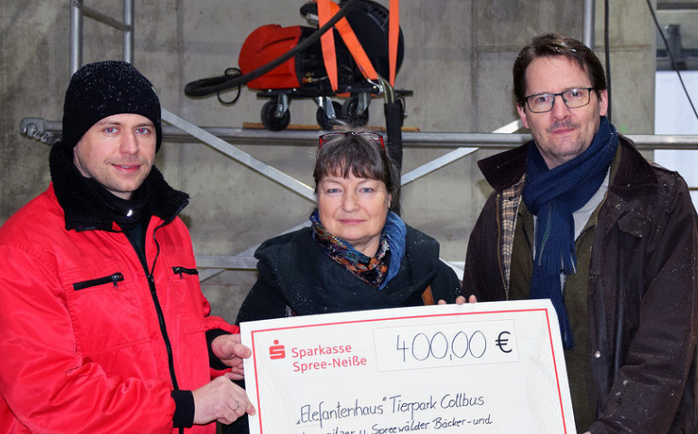 HWKCottbus's tweet photo. Handwerk unterstützt das Elefantenhaus🐘💥
Diana Lewandowski, Obermeisterin der Lausitzer &amp; Spreewälder Bäcker- und Konditoren-Innung sowie Michael Lanzke, Bereichsleiter in der Bäckerei Dreißig, übergaben dem Cottbuser Tierparkdirektor einen Spendencheck. #tierparkcottbus https://t.co/FEm11Nldge