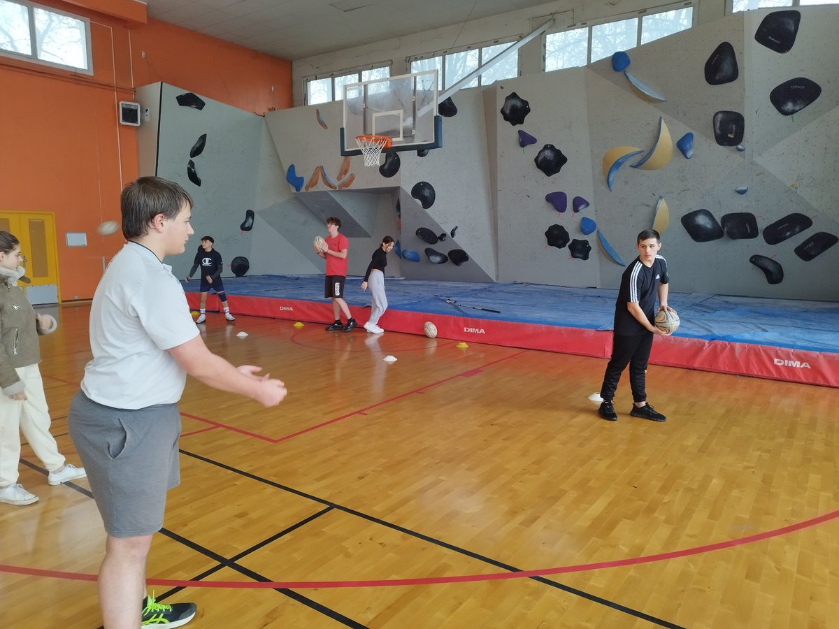 camel_lp's tweet photo. Sortie au @CrepsToulouse pour les 1RESA et 1RESB dans le cadre du #chefdoeuvre @Paris2024 : entrainement de @savate et @rugbyXIII au #polefrance, dejeuner, echange avec le dieteticien, puis course d'orientation pour découvrir les structures : Super moment sportif🏅 ! https://t.co/D4z0KtjA2V