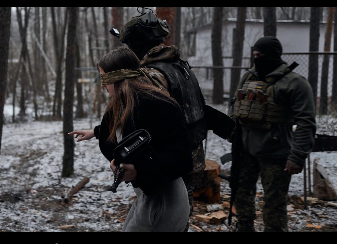 nastyaziu's tweet image. Як же я ненавиджу такі освідчення, ви, як у людини серце не витримає, що будете робити з тим сраним кільцем?
Хто придумав, що це романтично взагалі?