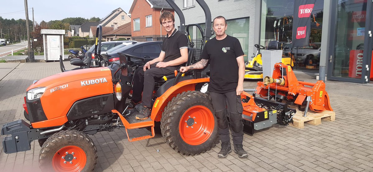 Deze match kan elke taak met vertrouwen aan. 
Met een hoog rendement en een verbluffend resultaat beleven ze plezier aan hun werk. 
Wat vinden jullie van deze KUBOTA B2201 voorzien van de origineel gekoppelde rotorkopeg en overtopfrees? 
Wij danken de klant voor het vetrouwen!