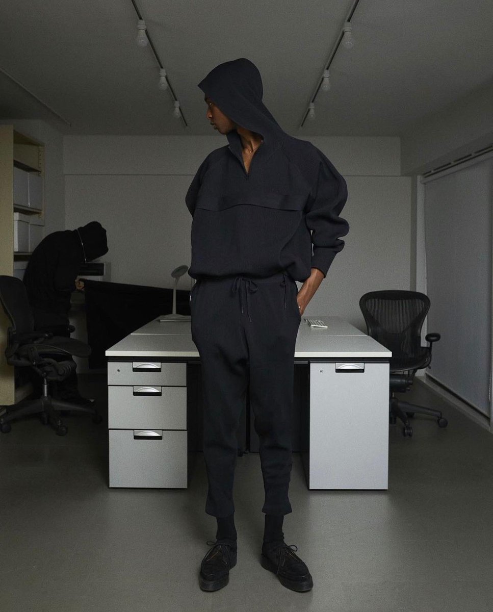 offshore_tokyo's tweet photo. PHINGERIN  23SS
■RIDGE KNIT PANTS  ¥25300 tax in.
若干のクロップドシルエットのニットパンツ。ポリエステルの糸を採用し、
履き心地も抜群の逸品。L,XLのみの展開となりますが、女性にもオススメです。

https://t.co/RHMl3acL7G…

#phingerin #フィンガリン
#offshoretokyo https://t.co/IAqL33Ht2x