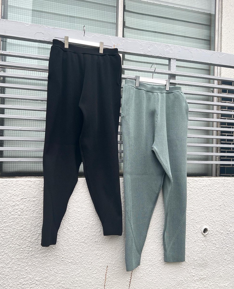 offshore_tokyo's tweet photo. PHINGERIN  23SS
■RIDGE KNIT PANTS  ¥25300 tax in.
若干のクロップドシルエットのニットパンツ。ポリエステルの糸を採用し、
履き心地も抜群の逸品。L,XLのみの展開となりますが、女性にもオススメです。

https://t.co/RHMl3acL7G…

#phingerin #フィンガリン
#offshoretokyo https://t.co/IAqL33Ht2x