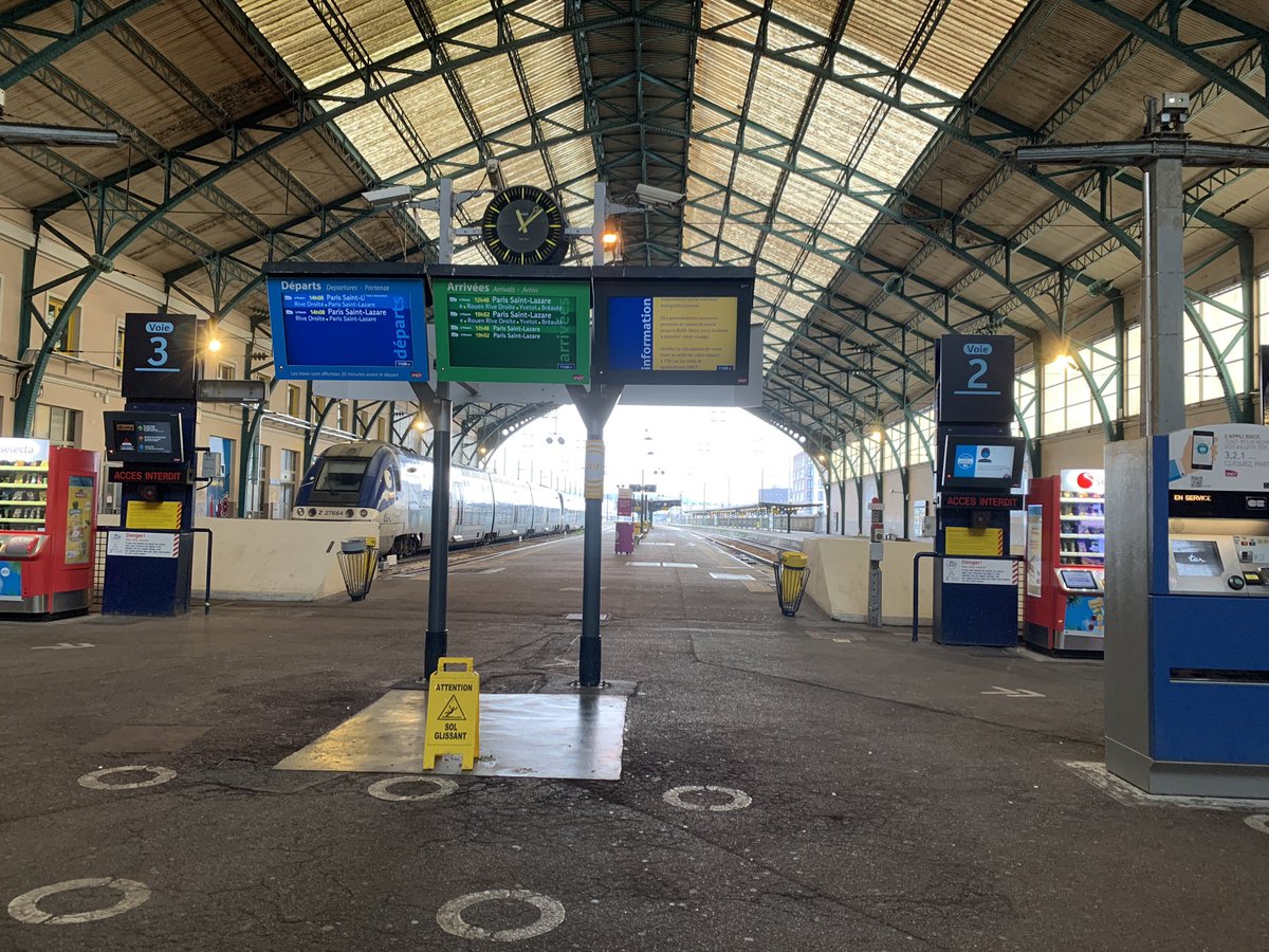 PatriciaLionnet's tweet photo. #lehavre #social #19janvier2023 #ReformeDesRetraites 
Ambiance à la gare. Comme un jour de #greve. Comme un jour sans trains. Un des rares part à 14h08...@train_nomad @GroupeSNCF https://t.co/H3Hywm14aD