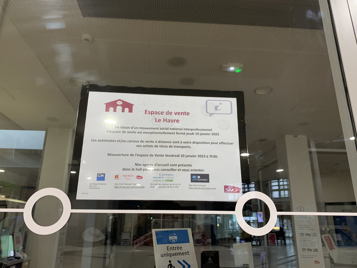 PatriciaLionnet's tweet photo. #lehavre #social #19janvier2023 #ReformeDesRetraites 
Ambiance à la gare. Comme un jour de #greve. Comme un jour sans trains. Un des rares part à 14h08...@train_nomad @GroupeSNCF https://t.co/H3Hywm14aD