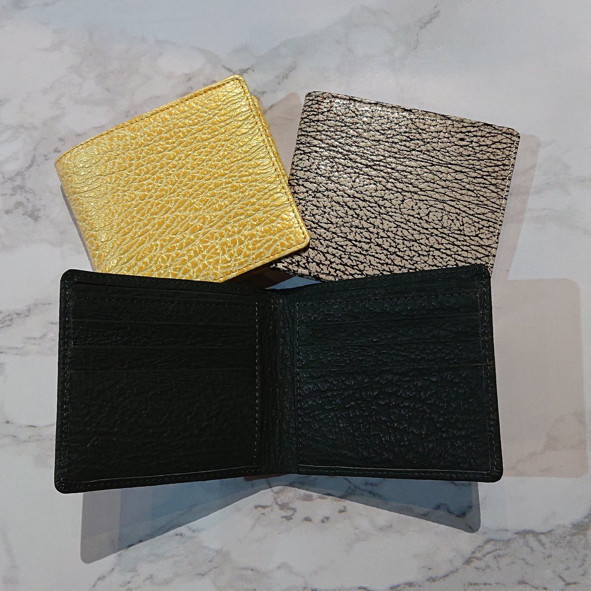 sharkskesennuma's tweet image. 【サメ革二つ折財布】

こちらは小銭入れのないカードケースタイプにもカラーが増えました。

とてもスマートに持てますね♪ 
気仙沼ならではのサメ革。
是非お使いになってみてくださいね。

sharksjapan.shopselect.net

#サメ #サメ革 #sharkskin
#ウォレット #財布 #シャークス #気仙沼