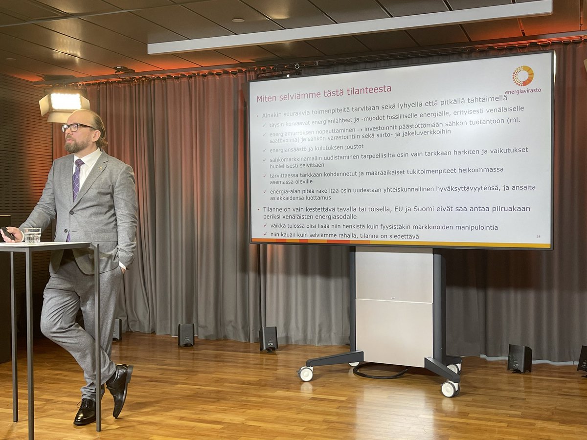 Antti Paananen (@paananen_antti) on Twitter photo .<a href="/Energiavirasto/">Energiavirasto</a> ylijohtaja Simo Nurmen teesit miten selviämme tilanteesta sähkömarkkinoilla. Tarvitaan energiamurroksen nopeuttamista ja investointeja tuotantoon sekä verkkoihin. Energiansäästö ja joustot myös tärkeitä. Markkinamallin muutokset vain harkiten.
#sähkömarkkinat2022 .<a href="/Energiavirasto/">Energiavirasto</a> ylijohtaja Simo Nurmen teesit miten selviämme tilanteesta sähkömarkkinoilla. Tarvitaan energiamurroksen nopeuttamista ja investointeja tuotantoon sekä verkkoihin. Energiansäästö ja joustot myös tärkeitä. Markkinamallin muutokset vain harkiten.
#sähkömarkkinat2022