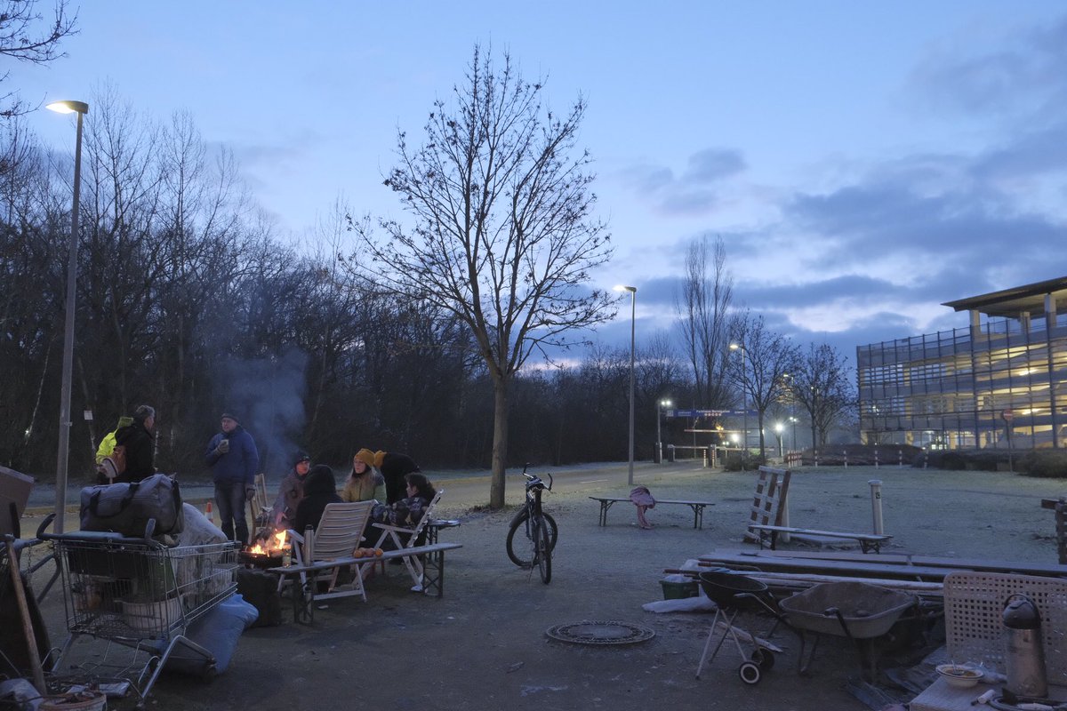 Guten Morgen aus dem Fecher! Die ersten Rodungsfahrzeuge wurden gerade wieder rangefahren.
<a href="/RiWaTu_stoppen/">Fecher (im Exil) @Riederwald@climatejustice.social</a> #FecherBleibt 
Yesterday a person from <a href="/defendATLforest/">Defend the Atlanta Forest/Stop Cop City</a> was shot by cops. People in Fecher have also been threatened with gun violence (source: hr). Cops kill, anywhere.