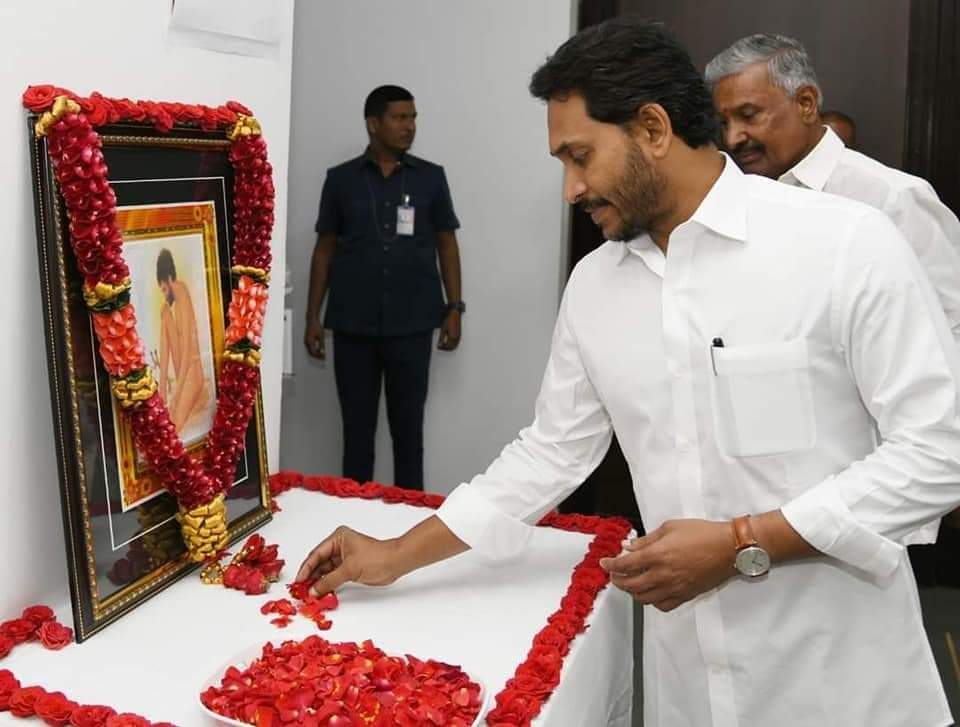 SyamKalakadaFC's tweet photo. యోగి వేమన జయంతి సందర్భంగా వేమన చిత్రపటానికి పుష్పాంజలి ఘటించిన సీఎం @ysjagan అన్న! https://t.co/0kBvdyCcXh