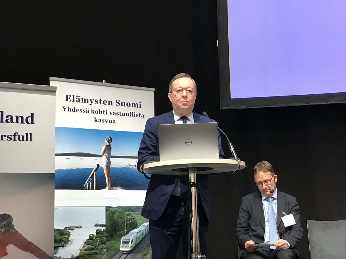 Elinkeinoministeri <a href="/MikaLintila/">Mika Lintilä</a> puhui tänään Matkamessuilla matkailuelinkeinon uudesta noususta. Hän korosti puheenvuorossaan alan kestävää kasvua ja uudistumista, osaavan työvoiman saatavuuden tärkeyttä sekä yhteistyötä.
 
#Matkamessut #Matka2023 # TEMmatkailu