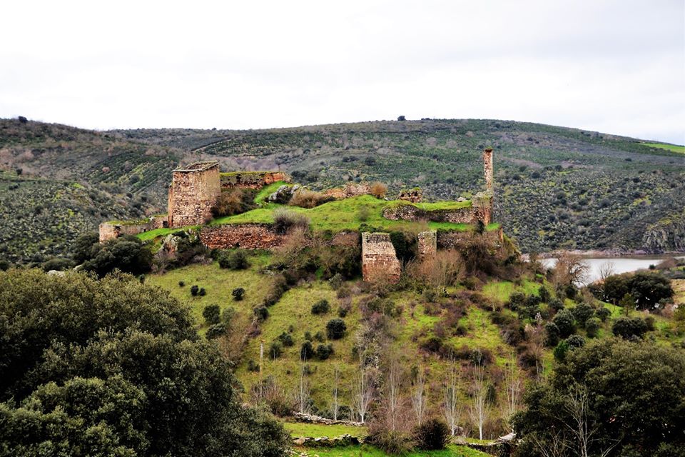 #CastillayLeónEsPatrimonio desde... el Castillo de Alba de Aliste, en Losacino #Zamora. Las ruinas de este castillo, que perteneció en el siglo XII a los Templarios, conservan algunas paredes e incluso un torreón. Las vistas son espectaculares.