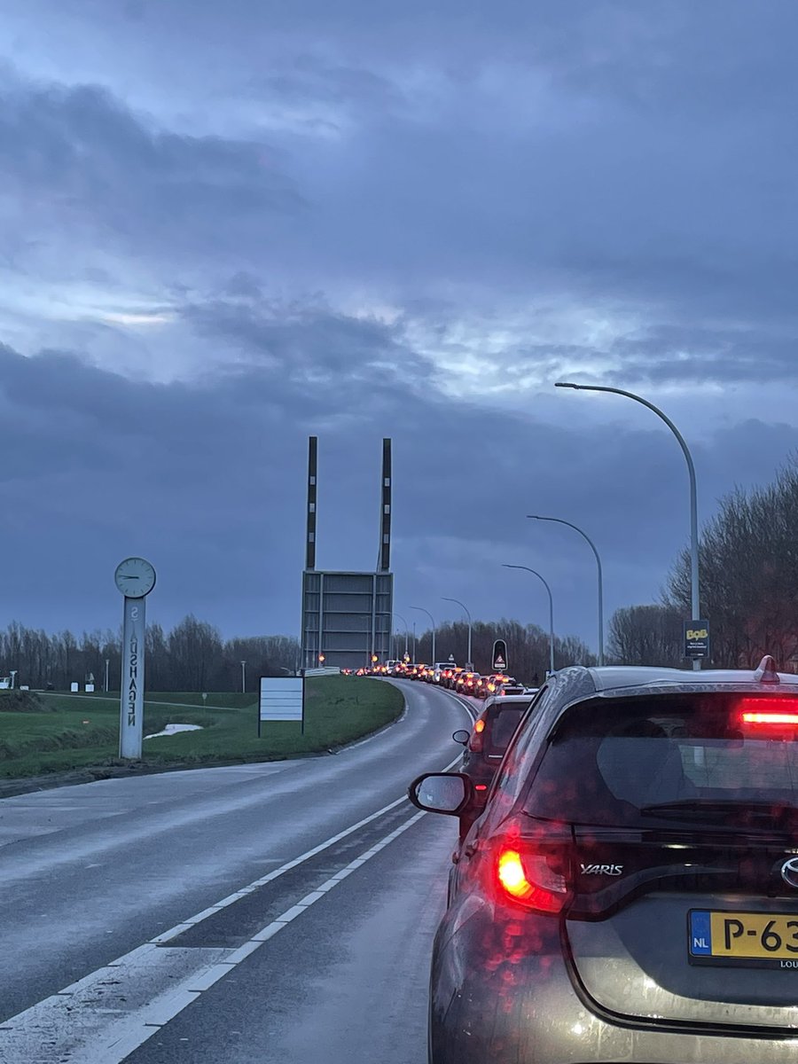 Bleerentveld's tweet photo. @Gemeente_Zwolle hoezo doen we in de spits de brug open? Drukste ochtendspits https://t.co/qZgOodDcdZ