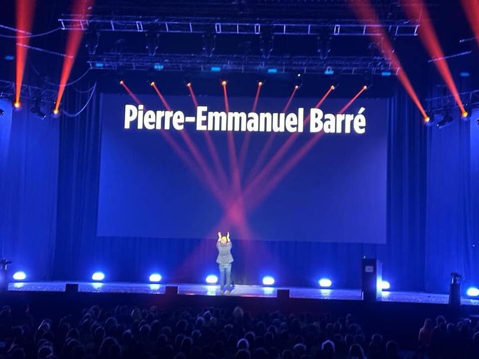 ElhossainAms's tweet photo. 🎬Quand la convivialité se mêle à la #culture.
🙏Merci à @VilledeLille d’avoir inviter gracieusement nos amis de la rue au spectacle @PierreEmmanuelBarre au @zenithdelille
🍔S'en est suivi d'un after où nous sommes allés festoyer une galinette cendrée paraît-il du Bouchonois https://t.co/PRpDLoa1Yk