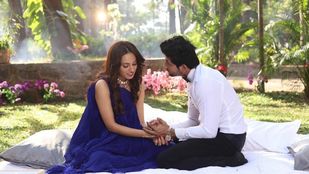 in_ahso's tweet photo. "When your sanity is in the insanity of this relationship💙🤍"
#KeertiKaRavi 
caption😭😭

THIS GORGEOUS AMAZING PEOPLE DECIDED TO WAKE UP TODAY AND TAKE AWAY OUR SANITY💞
And I am loving it🤌🏼
aren't they the cutest lovers in town
#keevi
#FahmaanKhan #RaviRandhawa #DharamPatnii https://t.co/YHdmJiqv8M