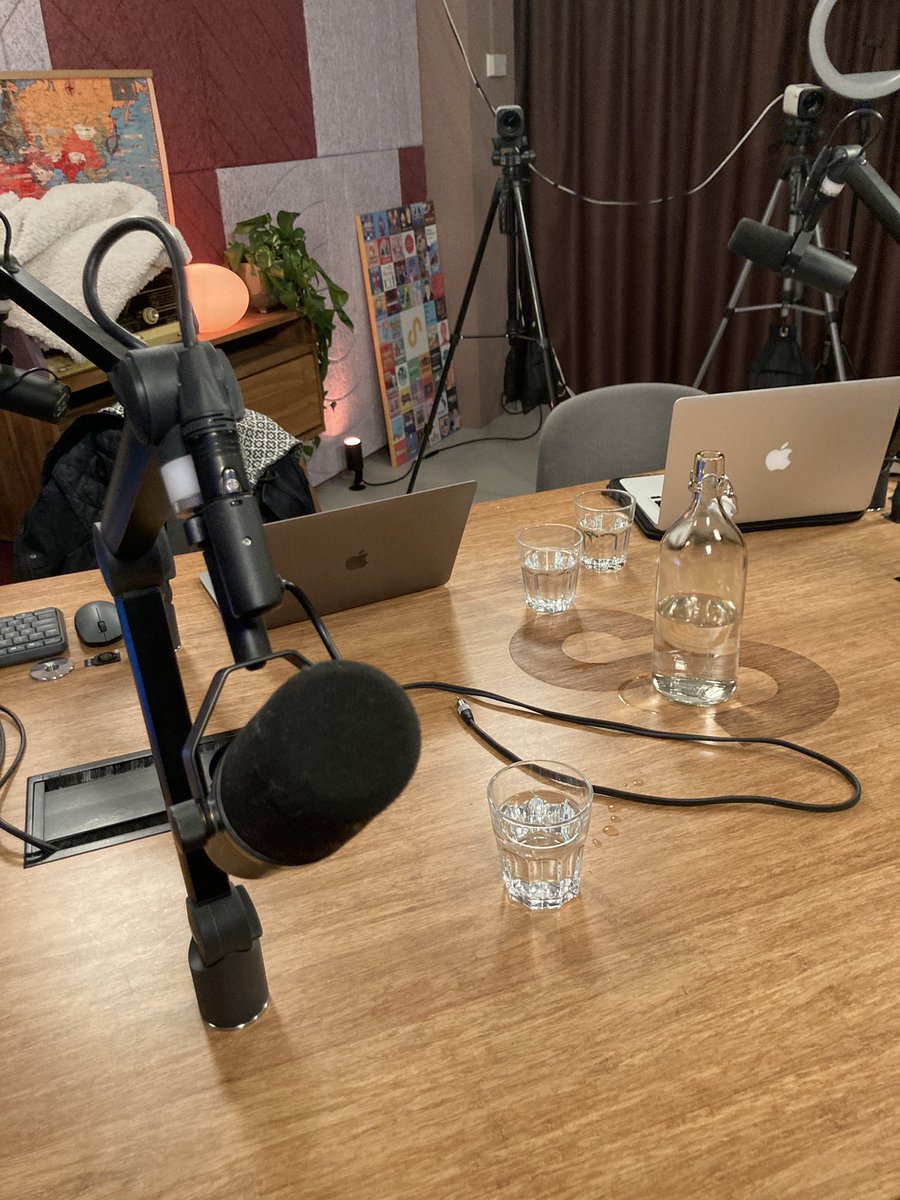 vicolling's tweet photo. Gisteren was ik te gast en eind deze week staat ie online: de @DeWillemPodcast . Ik mocht iets zeggen over corruptie in het algemeen en #MartinH in het bijzonder. En we hebben het ook over Rooie Ron gehad die precies een week geleden is overleden. Luistert allen! https://t.co/OvQ53lb2Sc