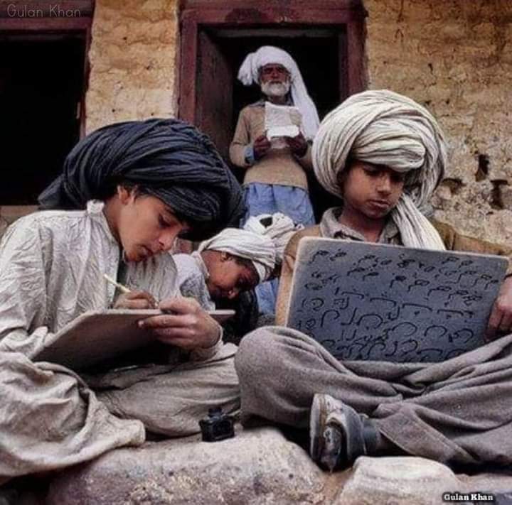 Meeran_Rind's tweet photo. پہلا علم خاموشی دوسرا اچھا سننا
تیسرا یاد رکھنا چوتھا اس پر عمل کرنا
اور پانچواں اسے پھیلانا!

مصطفى لطفي المنفلوطي https://t.co/HqxqV8vcqg