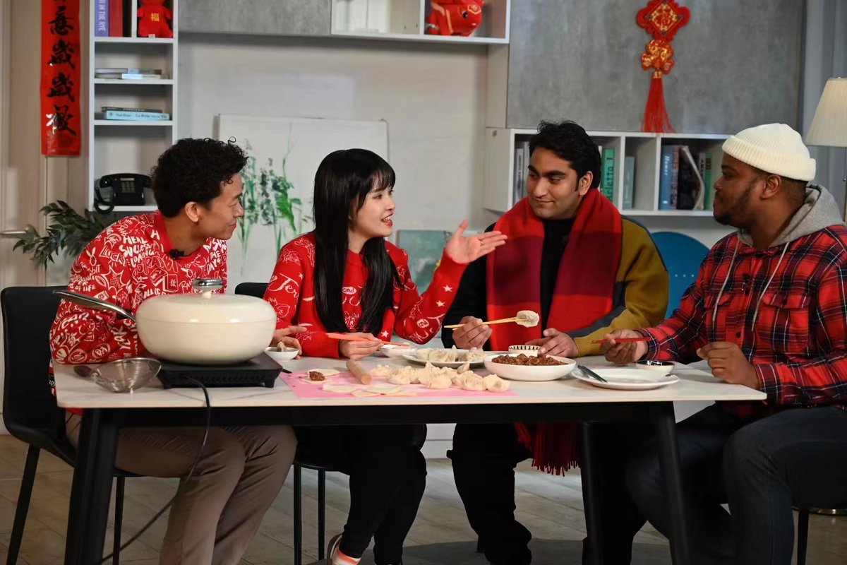VicaLi18's tweet photo. #wordoftoday 包饺子 bāo jiǎo zi, making dumplings.
Having a wonderful day with my friends in Beijing that I was teaching them how to make #dumplings haha. https://t.co/Y7Pyn9jF19