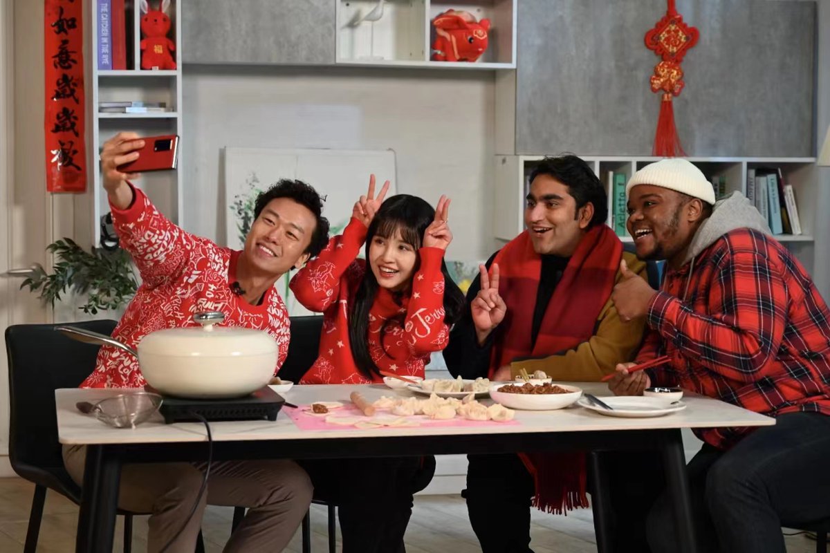 VicaLi18's tweet photo. #wordoftoday 包饺子 bāo jiǎo zi, making dumplings.
Having a wonderful day with my friends in Beijing that I was teaching them how to make #dumplings haha. https://t.co/Y7Pyn9jF19