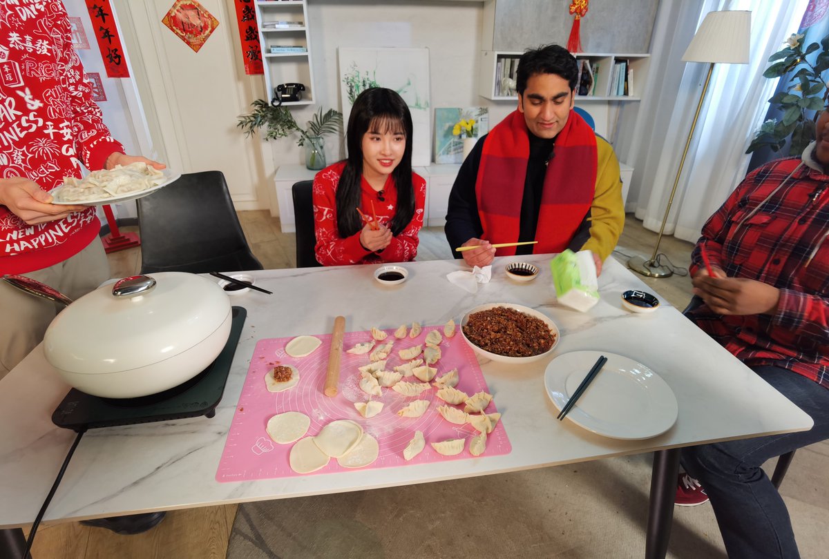 VicaLi18's tweet photo. #wordoftoday 包饺子 bāo jiǎo zi, making dumplings.
Having a wonderful day with my friends in Beijing that I was teaching them how to make #dumplings haha. https://t.co/Y7Pyn9jF19