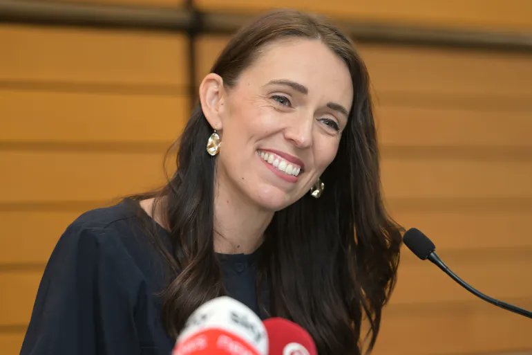 📌42 yaşındaki Yeni Zelanda Başbakanı Jacinda Ardern, genel seçimlerde aday olmayacağını açıkladı : "6 zorlu  yıldır bu görevi sürdürüyorum. Ben de insanım ve artık bu işin hakkını verecek kadar yeterli olmadığımın farkındayım. Devam edersem, Yeni Zelanda'ya zarar vermiş olurum."
