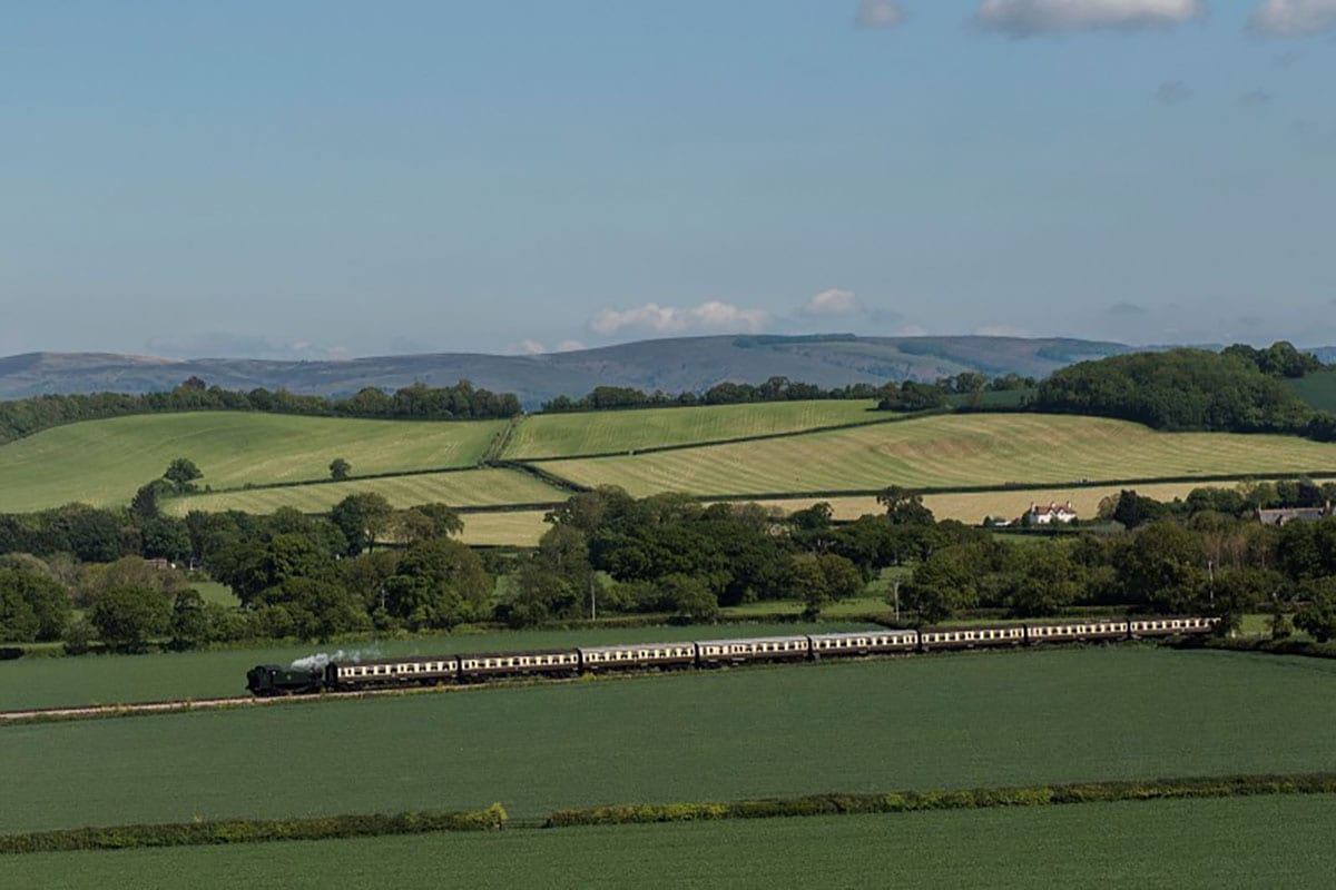 Nestled in between #exmoornationalpark and #thequantocks sits Primrose Hill Holidays. With glorious views of the sea and the evocative #westsomersetrailway, this is the ideal spot for a happy weekend.

visit-exmoor.co.uk/accommodation/…

#hereallyear #visitexmoor #seaview #visitsomerset