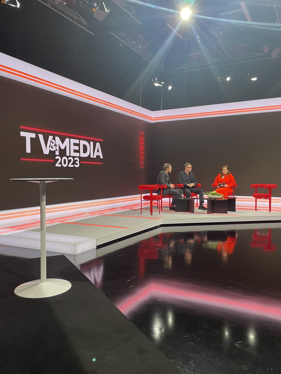 susavalvio's tweet photo. Nämä herrat ja erittäin ansioituneet toimittajat @nikonurminen  ja @YLEKuronen ovat kokeneet sodan paikan päällä Ukrainassa. Haasteet ja riskit tarinoiden hankinnasta ovat valtavat. Jatkuvaa harkinta koko ajan. #tvmedia2023 https://t.co/xnBcAsbVmT