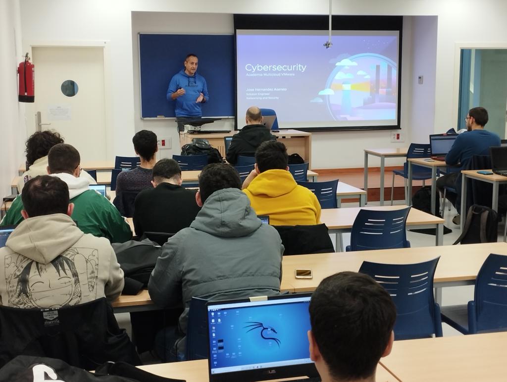 El día 10 comenzó la Academia Multicloud 2023, donde tuvimos el placer de estar en la <a href="/univcadiz/">Universidad de Cádiz</a> hablando de Ciberseguridad, impartido por <a href="/jhasensio/">Jose Hernandez Asensio</a> (Lead Solution Engineer, Networking &amp; Security) y de la mano del profesor <a href="/juanboubeta/">Juan Boubeta-Puig</a> 👨‍💻💜

¡Empezamos el año con fuerza!💪