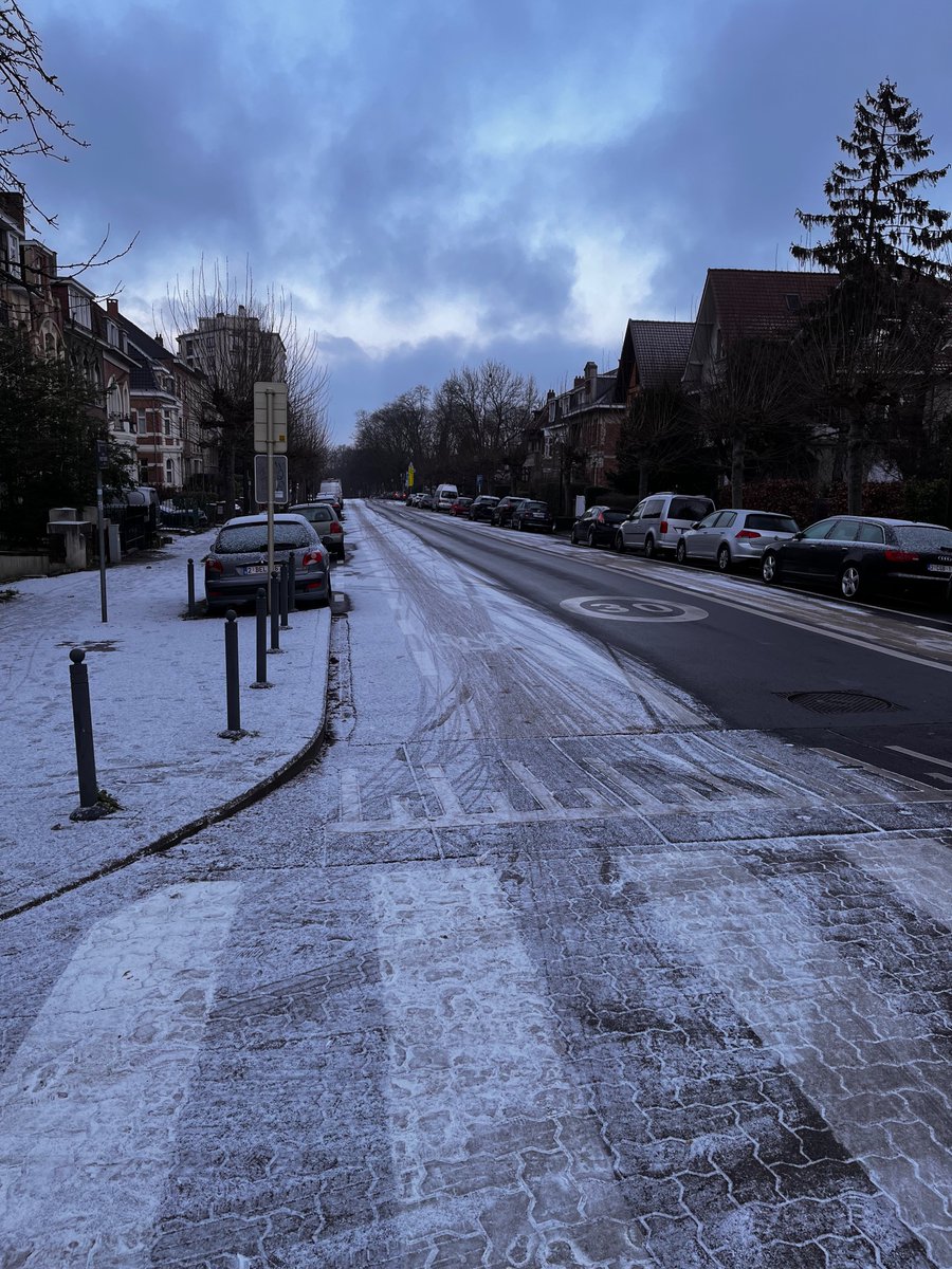 Boukhalfa_Ines's tweet photo. Hey @AchilleColignon, kunnen jullie volgende keer ook op de fietspaden strooien? Ik ben net extreem hard gevallen omdat het fietspad gewoon ijs is. Mijn gekneusde knie en elleboog danken u. https://t.co/8usvI5yFyn