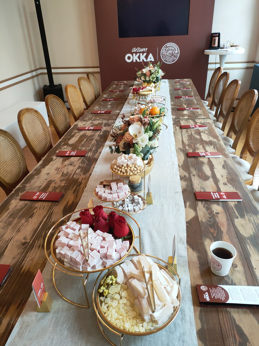 Hacı Bekir Yönetim Kurulu Üyesi Leyla Celalyan ile Arzum Yönetim Kurulu Başkanı Murat Kolbaşı’nın ev sahipliğinde gerçekleştirilen basın toplantısına, kahve danışmanı ve gastronomi yazarı Cenk Girginol da eşlik ediyor…