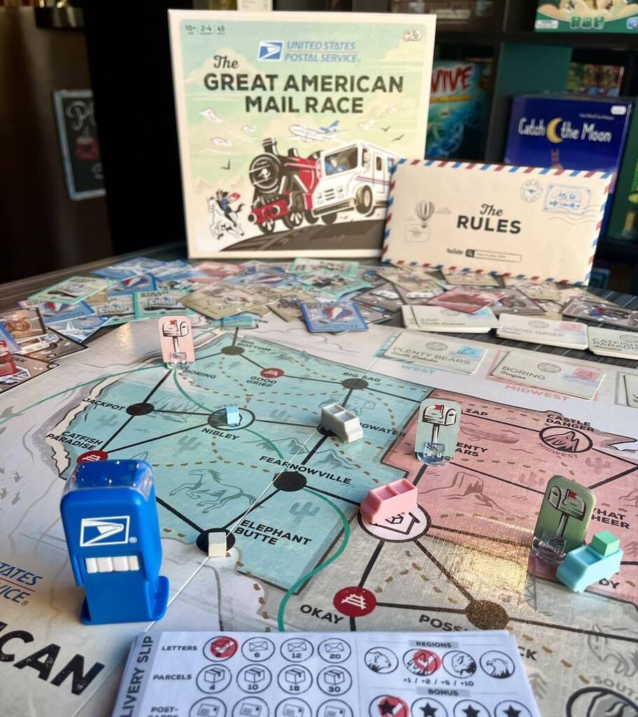 PlayAtBoard's tweet image. New at Board 🤩 Prove you’re the best mail carrier in town with USPS: The Great American Mail Race, a light strategic game for up to 4 players. ✉️📮🚍

You now work for the United States Postal Service and your mission is to race to deliver as much mail… instagr.am/p/CnlrcGNMzu0/