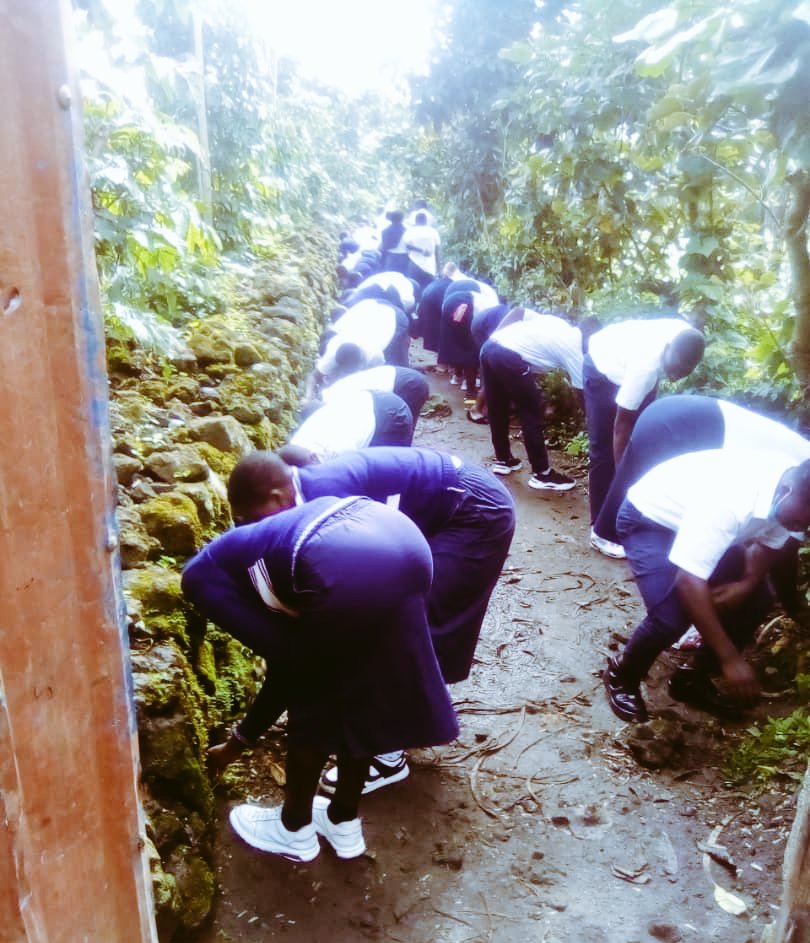 RYVCPWestern's tweet photo. ISAHA Y’ISUKU mu rubyiruko rwacu, aha ni kubigo by’amashuri bya GS #BUHAZA,CS #ISANGANO GS Kanembwe II
Ni gahunda ya buri kuwa mbere no kuwa kane @RubavuSector @RubavuDistrict @MujaJeanne @JCMusabyimana @jnabdallah @FKaboneka @kanangire @kambogo1 @HabitegekoFran1 @IngabireImma https://t.co/opQQOHxxSX