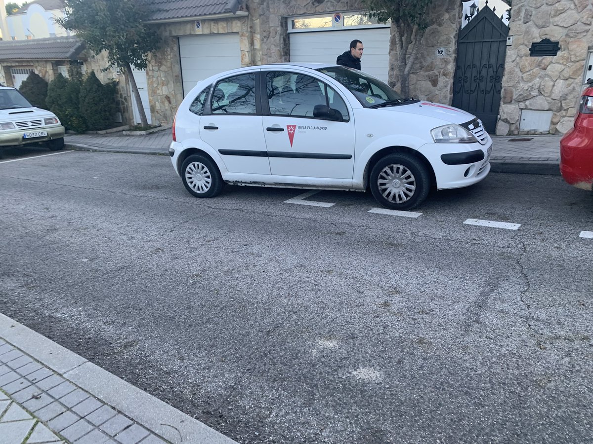 dianagfidalgo's tweet photo. @AytoRivas sus vehículos sí pueden parar en vado, en zona ZBE (calle pinos entre áloe y olivo, bien marcada) y encima con motor en marcha? Yo voy andando, pero para quienes necesitan vehículo NO es ejemplo #Respeto #coleslibresdehumos https://t.co/GTM89lQAlL
