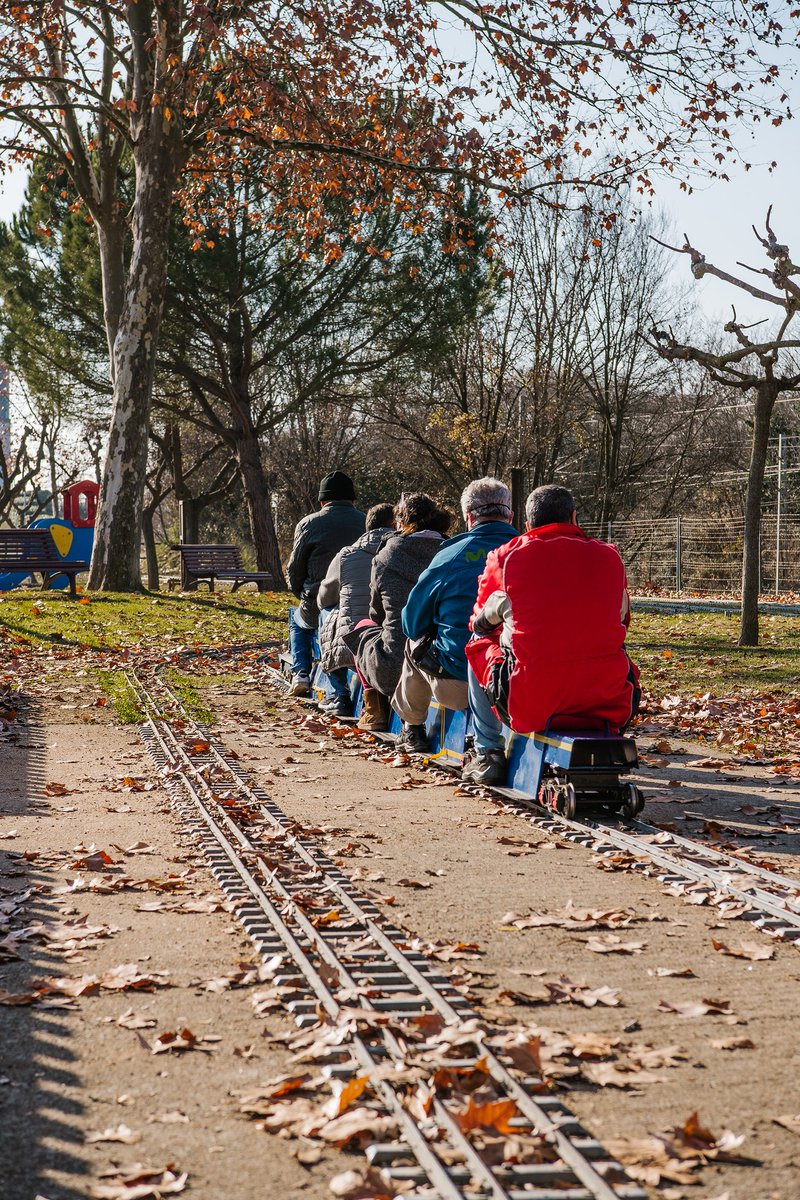 Txu, txuuu! Passatgers al tren! 🚂 

🚃 Al costat de l’estació de #FornellsDeLaSelva hi ha un trenet de vapor a petita escala i cada diumenge es posa en marxa per la mainada! 👧🏻

🚏  A més, a l'interior s’hi troben exposades maquetes i altres peces de l’època! ⚙️

#turismegirones