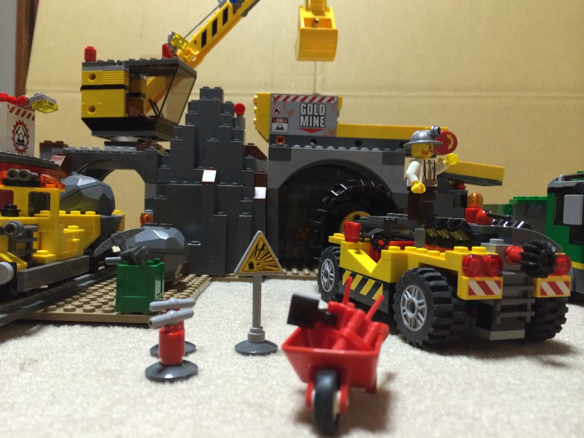 jun_lego2020's tweet photo. ■過去レゴ ２次ブーム時■
■4204 鉱山(?) (City)

重機に工事道具にレールに鉄道に～って、
心躍る!!
箱がない中古だったけど、全然OK！
パーツの抜けもなかったはず。
クレーンとかも楽しい～！
大きな山を作って、その下に置きたい！

#LEGO4204
#LEGO
#レゴ 
#こばやしとレゴ
#積みLEGO https://t.co/TmoVnFlUch