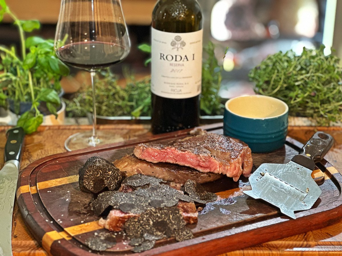 vinoperitus's tweet photo. Grilled Japanese Wagyu Akune Gold A4 Ribeye, loads of delicious Italian winter black truffle (it balances the richness of the Wagyu). Lovely paired with @BodegasRoda Roda I Tinto Reserva 2017 https://t.co/GaNY9VJpUP
