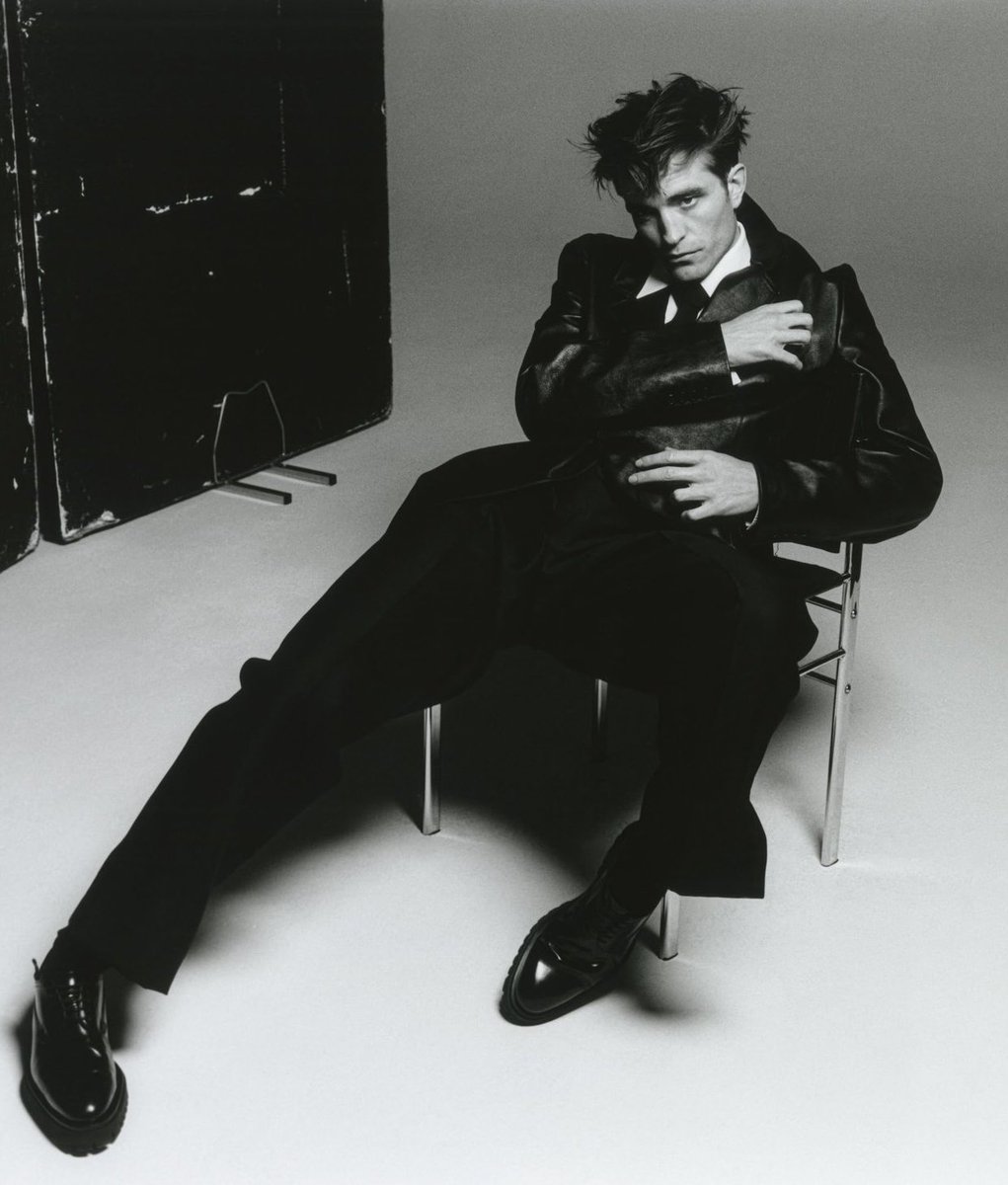 FilmUpdates's tweet photo. Robert Pattinson photographed by Louie Banks for ES Magazine https://t.co/kfsxmnqR85