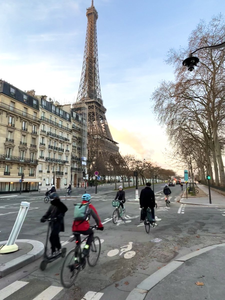 Erster großer Streiktag in Frankreich gegen die geplante Pensionsreform. Bei Temperaturen knapp über dem Gefrierpunkt nehmen viele Pariser das Rad (oder arbeiten von zuhause) und vermeiden somit ein Verkehrschaos! 👏🚴🏻‍♀️🚴🚴🏼‍♂️ #vivelevelo