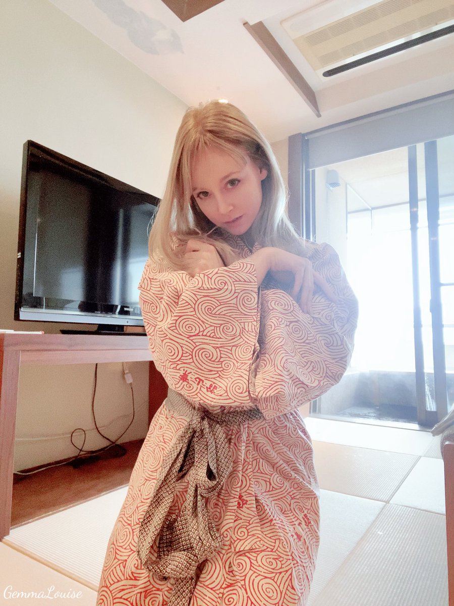 gemma_tokyo's tweet image. 山形県行ってきました！

旅館の雪の山の景色は美しい❄️ 
ナイトビューもいいなー🌌
部屋で貸切温泉と足湯があった！♨️