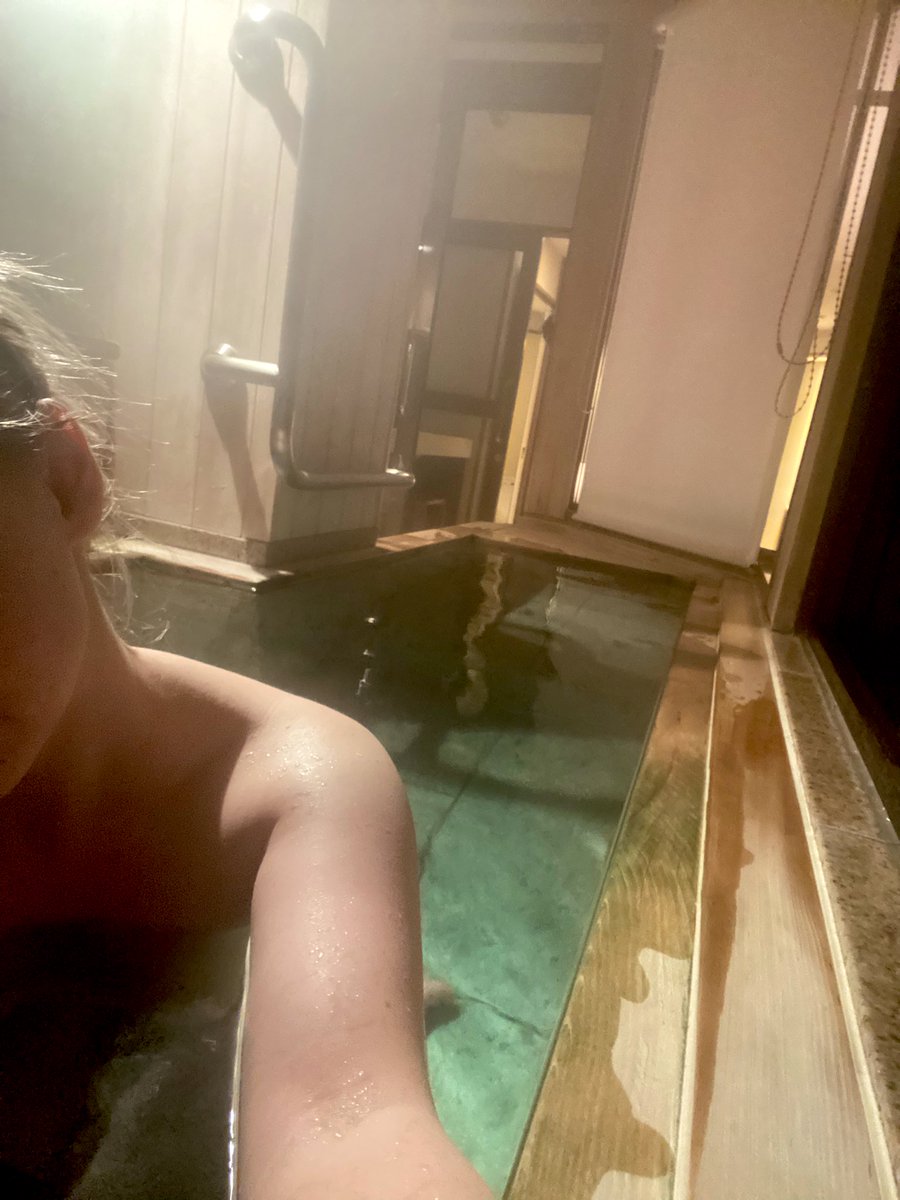 gemma_tokyo's tweet image. 山形県行ってきました！

旅館の雪の山の景色は美しい❄️ 
ナイトビューもいいなー🌌
部屋で貸切温泉と足湯があった！♨️