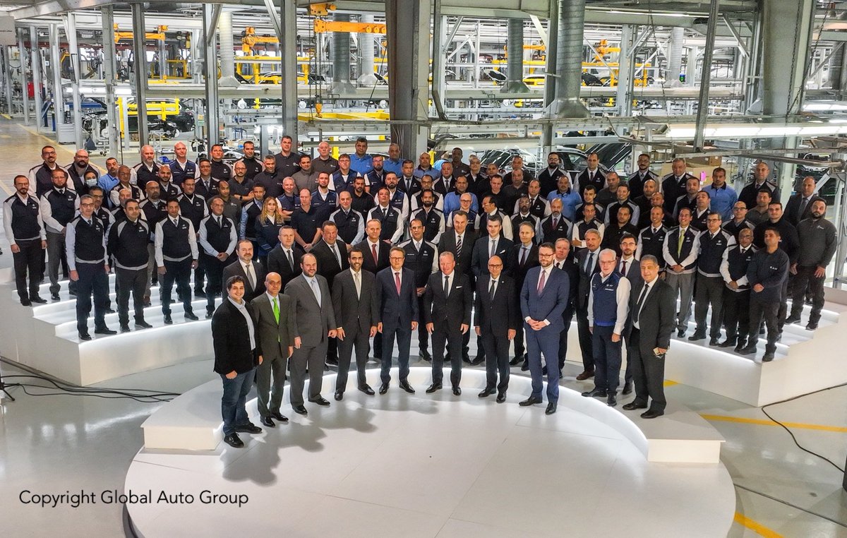 GermanEmbCairo's tweet photo. تم إعادة افتتاح مصانع BMW في 🇪🇬.جاء ذلك بحضور السفير 🇩🇪هارتمان و قيادات من مجموعة جلوبال أوتو،الوكيل الجديد BMW في 🇪🇬
صالة العرض الجديدة تعتمد على آليات تعزيز الاستدامة التي تنتهجها مجموعة BMW 🌍.  منها توليد الكهرباء من الالواح العاملة بالطاقة الشمسية،وغيرها من الطرق المستدامة. https://t.co/elLSPH15x5