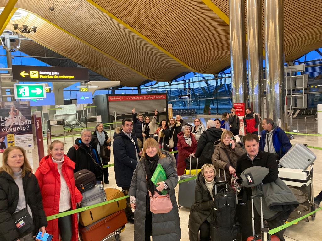 coralsanantonio's tweet photo. La expedición al Polo Norte ya esta embarcando✈️
El grupo de féminas que el próximo día 23 cantará en la Iglesia de Rovaniemi ya esta embarcando en el avión que les llevará hasta Helsinki y luego a la ciudad del círculo polar ártico. Buen Viaje. Ondo ibilli. https://t.co/RFeBhu3OmP