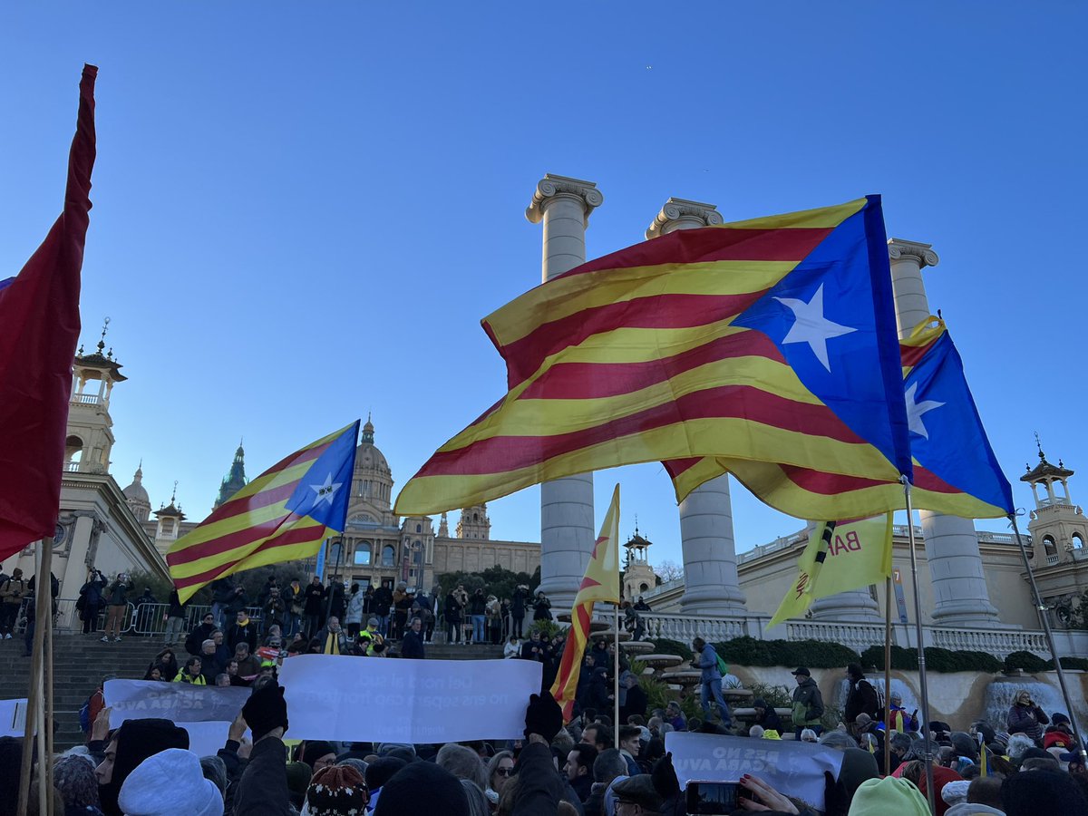 juristestgn's tweet photo. Ara mateix som a la concentració a Barcelona contra la cimera dels espanyols i els francesos.
#independència #amblagent #seguim #19GenerSortimAlCarrer https://t.co/chgSC7zc0Q