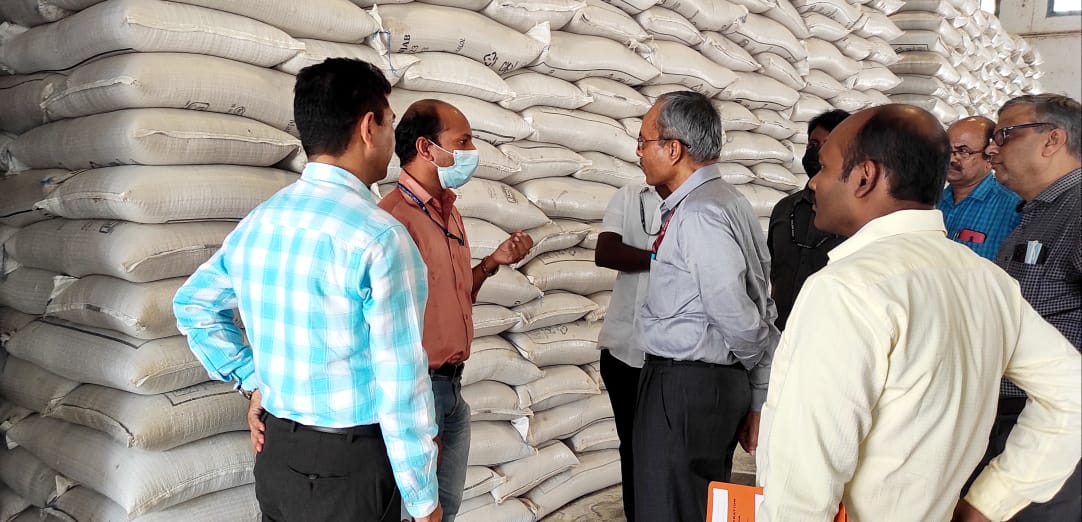 FCI_DO_TVM's tweet photo. Director of Food Ministry visited FSD, Valiyathura @FCI_DO_TVM on 18.01.2023 for inspecting the working condition and cleanliness of godown. @FCI_India @FciKerala @fcisouthzone_pr #FoodSecurity #58yearsoffci https://t.co/A8Zdgy4FDZ