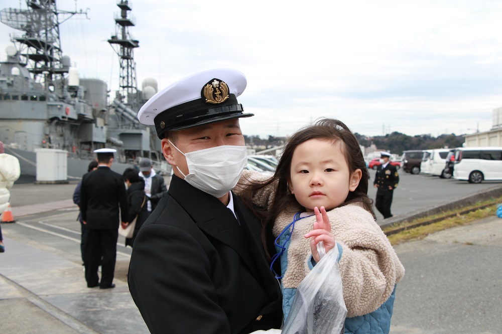 JMSDF_A_MF_HQ's tweet image. 出国する #掃海母艦「#うらが」と #掃海艦「#あわじ」乗員の👨‍👩‍👧写真です。
#IMED23 #海上自衛隊