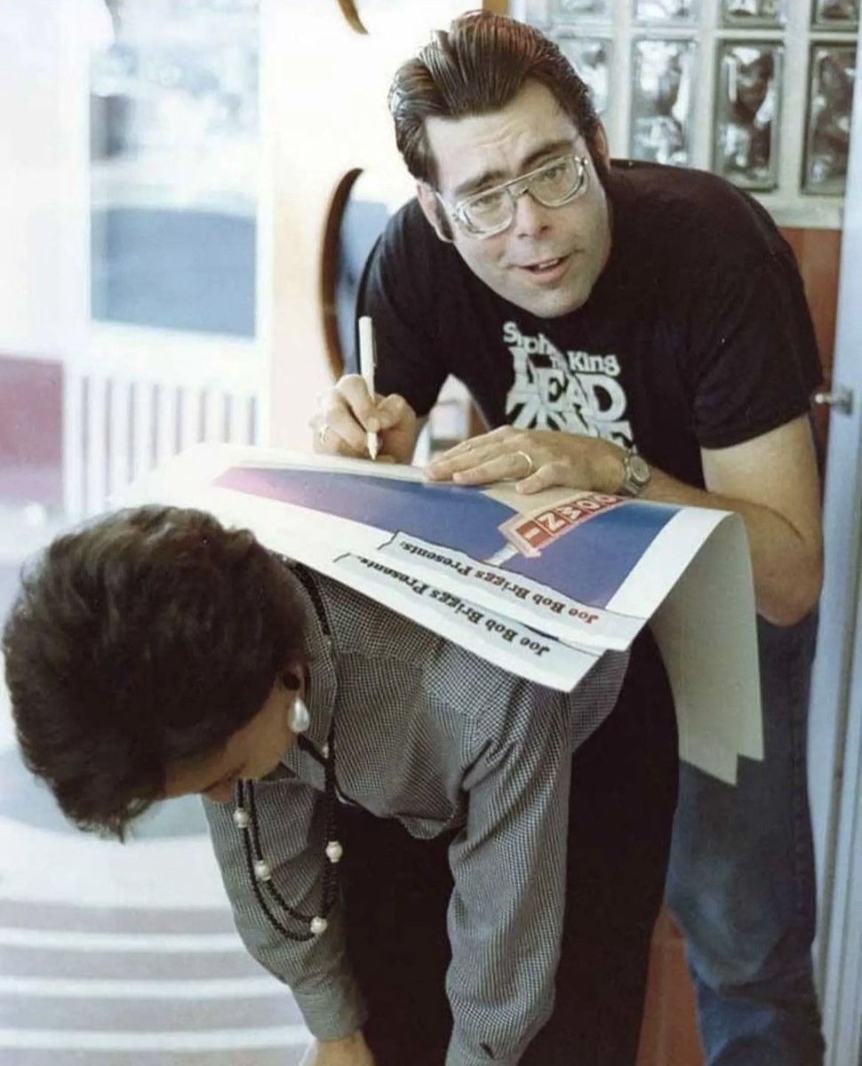 historyinmemes's tweet photo. Stephen King signing a movie poster for a fan, 1985. https://t.co/vINoLVPzey