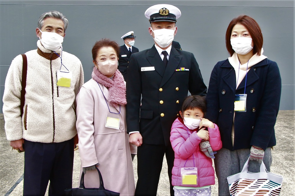 JMSDF_A_MF_HQ's tweet image. 出国する #掃海母艦「#うらが」と #掃海艦「#あわじ」乗員の👨‍👩‍👧写真です。
#IMED23 #海上自衛隊