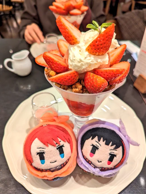 へーたとアフタヌーンティーのアフタヌーンティーきたー!ティーフリーでこのクオリティがいっぱい飲めるの幸せ過ぎない!?!?ほら、いちごだよ美竹… 