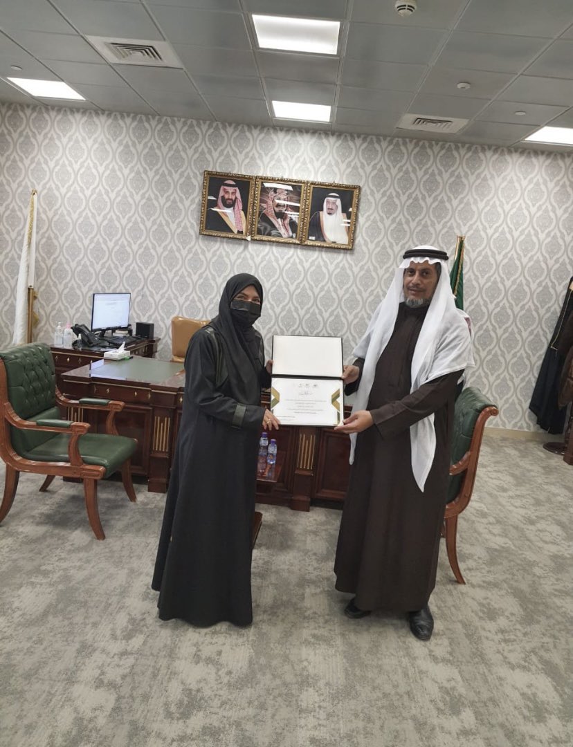 HananShanab's tweet photo. تشرفت بلقاء معالي وكيل الجامعة للشئوون التعليمية بجامعة المجمعة وسعدت بتكريمه لي. جعلنا الله أهلاً لهذه الثقة وسخرنا لخدمة هذا #الوطن_الغالي @umajmaah https://t.co/xfjpbdlZvO