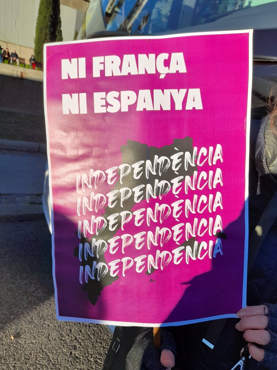 #Independencia Ho vàrem començar i ho acabarem quan siguem independents, no quan les potències colonitzadores ho diguin. Ni França ni Espanya,  Països Catalans. #CDRenXarxa