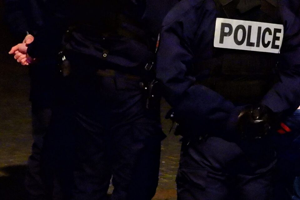 rouen_actu's tweet photo. Une violente agression qui aurait pu très mal finir… Dans la soirée du mardi 17 janvier 2023, un groupe de 6 jeunes a frappé et volé une jeune femme, non loin du CHU de Rouen (Seine-Maritime). https://t.co/5dClzx4XUp