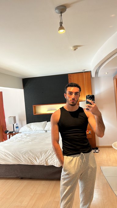 Hurt but still cute https://t.co/2nzN6ag05g